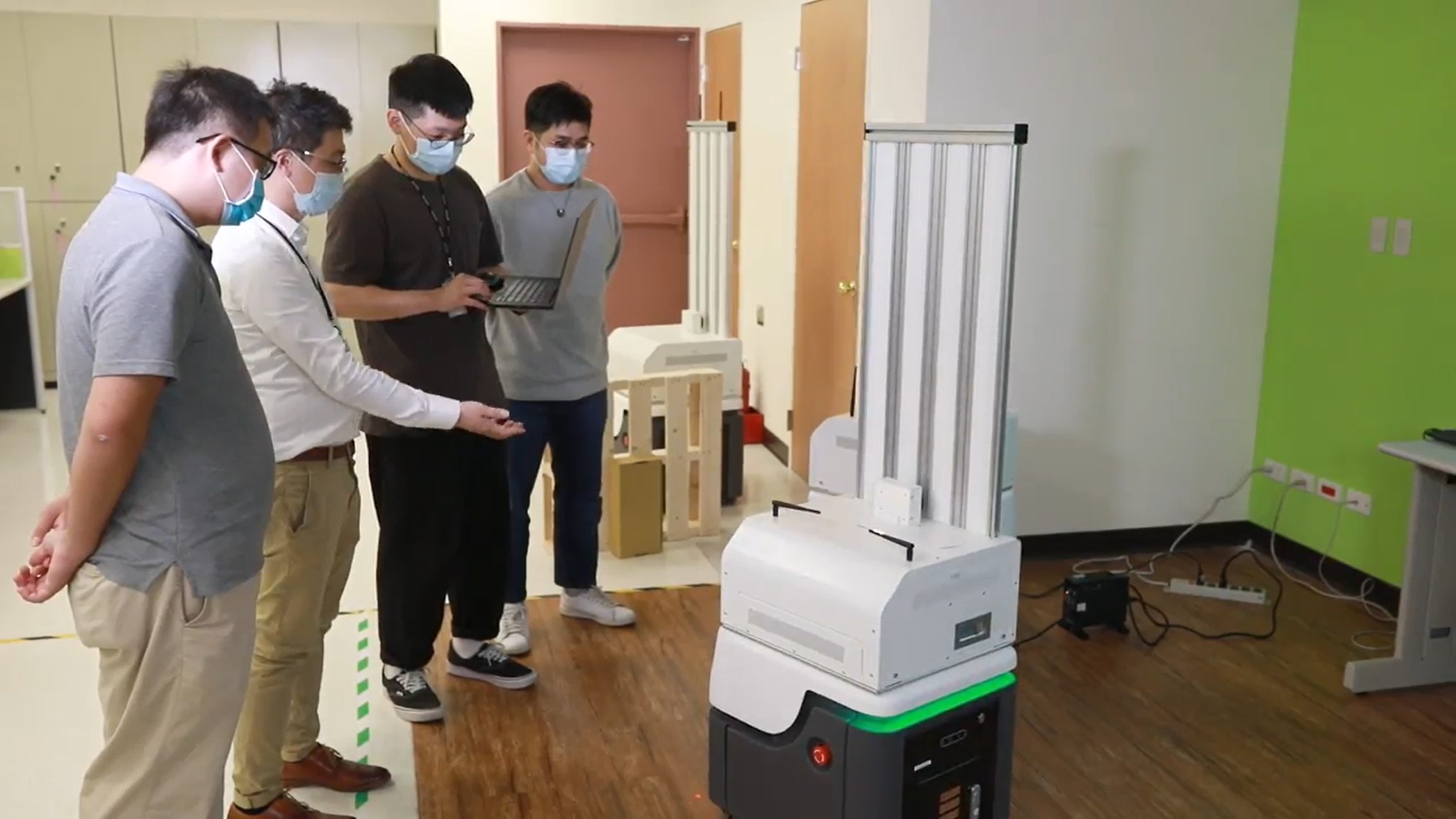 獵戶科技利用演算法發展室內定位技術，導入緯創資通AMR機器人降低企業成本